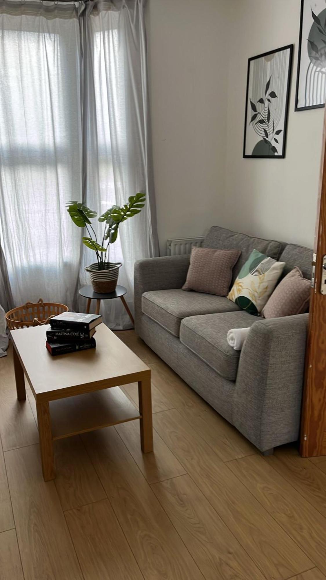 Spacious 3 Bedroom House Near London, O2, Excel, Stratford, Tube Station & Parking Available Holiday home *