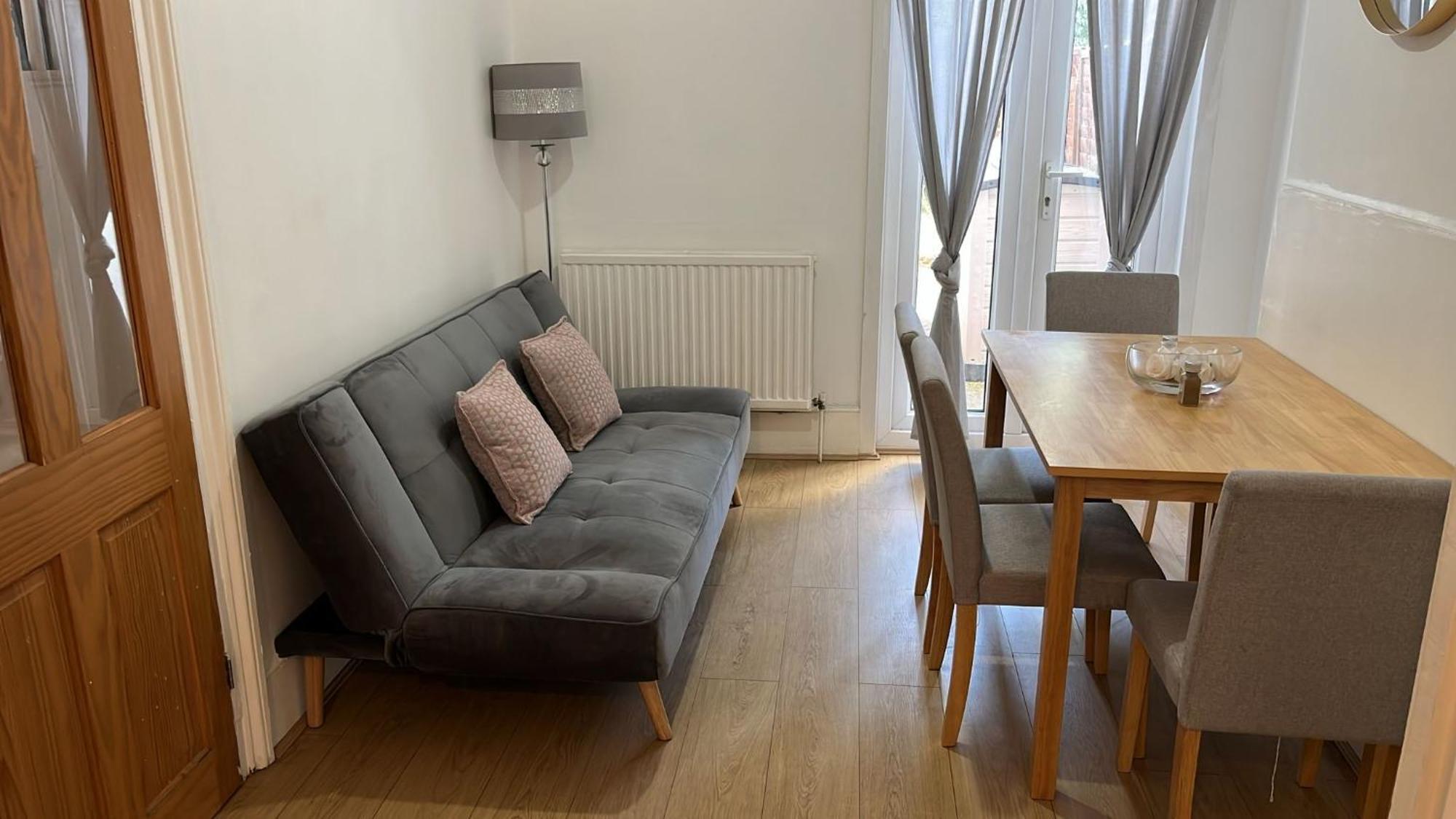 Holiday home Spacious 3 Bedroom House Near London, O2, Excel, Stratford, Tube Station & Parking Available London